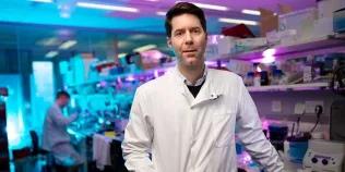 Professor Steven Pollard in lab