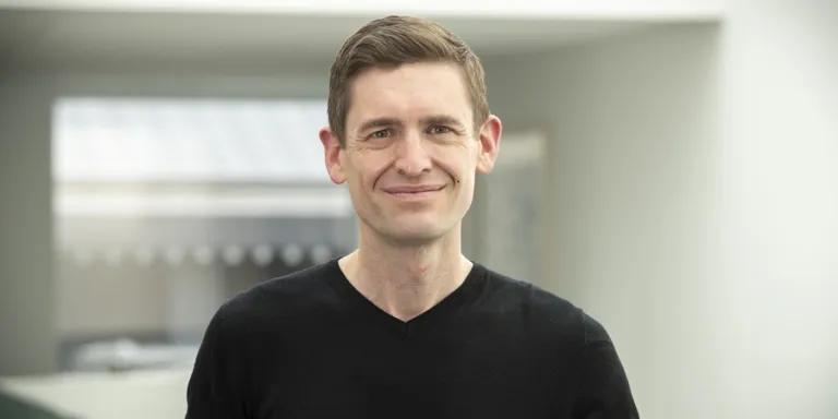 Head shot of Simon Wilkinson