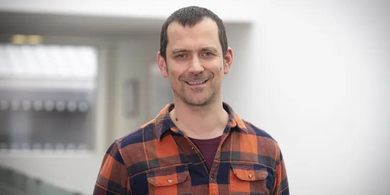 Head shot of Andrew Wood