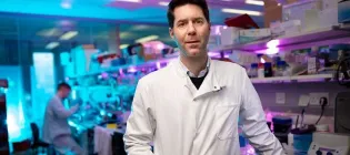 Professor Steven Pollard in lab