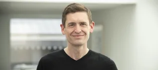 Head shot of Simon Wilkinson