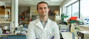 Head shot of Robb Hollis in the lab