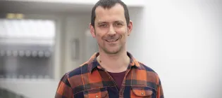 Head shot of Andrew Wood