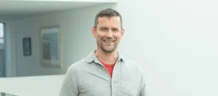 Head shot of Andrew Wood