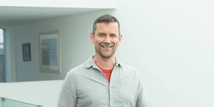 Head shot of Andrew Wood